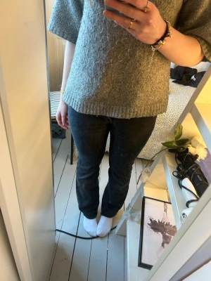 Svarta bootcut jeans - Svarta jeans, straight fit men sitter som bootcut. Mid waist. Säljer då de är för små. Storlek 26/32, skulle säga att det är ca xs-s. Påsydd stjärna på ena bakfickan, ger snygg extra detalj. Bra skick.
