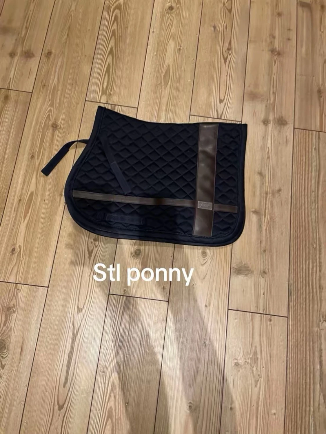 Svart schabrak ponny med bruna detaljer