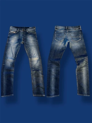 Diesel jeans 29/32 washed  - Nu säljer vi ett par schyssta diesel jeans i storlek 29/32 i ett ofantligt bra skick! Tveka ej på att höra av dig vid minsta fundering!🤩💫  Mått: Midja|39cm ish. Längd|104cm ish.| benöppning|15cm.
