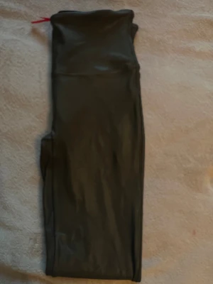 Sport leggings  - Säljer ett par sport leggings i olivgrön färg från Spanx i storlek M inte alls använda (priset går att diskutera) 🩷