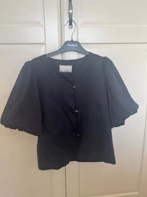 Satinblus - Superfin svart staunblus från neo noir. Storlek 34. Mycket bra skick🩷