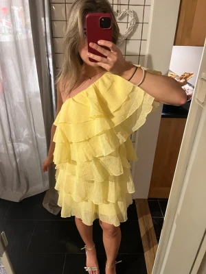 Gul volangklänning  - En jättefin gul volangklänning från vero moda. Helt oanvänd och med lappen kvar. Endast testad. Jag är cirka 160cm för referens på längden. Nypris 849kr