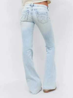  ljusblå bootcut jeans - Ljusblå bootcut jeans i st 170 från Gina tricot med klassiska bakfickor med W-detalj. Jeansen har låg midja och utsvängda ben, tillverkade i denim med en lätt tvättad look. .