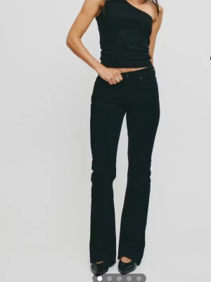 Svarta low bootcut jeans - Från bikbok, bra skick