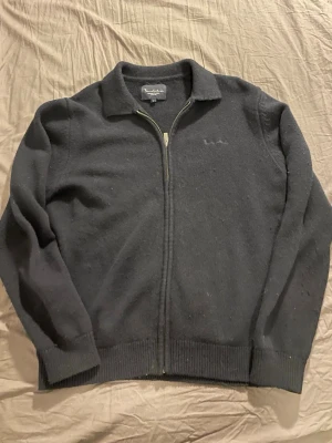 Bondelid cardigan  - Mörkblå stickad cardigan från Bondelid. Knappt använd då den är nyköpt, sitter lite pösigt men skönt. Skriv om frågor🤝