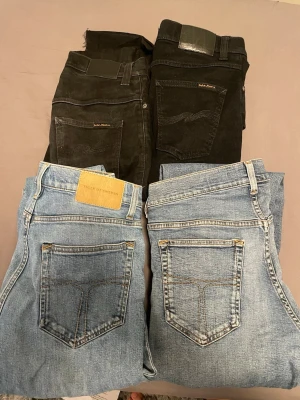 Bulk Tiger of Sweden och nudie jeans - Säljer fyra par jeans från Tiger of Sweden i olika tvättar: två svarta och två ljusblå. Klassisk femficksmodell med raka ben och normal midja. Jeansen har diskreta sömmar och läderpatch bak på midjan. Perfekta för dig som gillar stilrena och tidlösa jeans. 100kr st