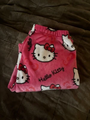 Hello Kitty rosa pyjamas - Världens mysigaste hello Kitty byxor. Aldrig använda. KÖP!
