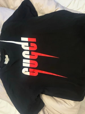 Gucci t shirt  - Storlek L men passa M. 