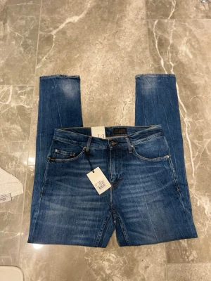 Tiger of Sweden  - Helt nya jeans ifrån tiger of Sweden med prislappen kvar på. Storleken är w29 L32. Modellen är pistolero. Passformen är straight. +Snygg tvätt