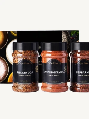Kryddset med fisk-, kyckling- och pepparkrydda - Säljer ett kryddset från Smaklökens med tre burkar: fiskkrydda, kycklingkrydda och pepparkrydda. Burkarna är genomskinliga med svarta lock och etiketter. Perfekt för att lyfta smaken på maten och ge variation i köket.