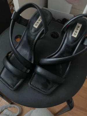 Svarta klackskor  - Superfina svarta klackskor i bra skick, med bredare klack nertill