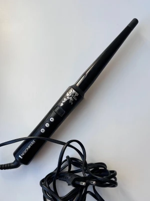 Remington locktång / lockstav, mycket bra skick - Locktång / lockstav från Remington med digital display och tre knappar för enkel temperaturkontroll. Inte använts några flera år, använd max 5 gånger. Minimalistisk design. Går från 130 grader upp till 210 grader. ockar håret snabbt och smidigt.