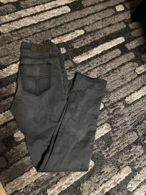 Svarta jeans från Tiger of Sweden  - Ett par snygga tiger of Sweden byxor i bra skick, knappt använda. 33/32. Byxorna verkar vara lite mindre så skulle klassa dom som skinny jeans o byxorna borde lätt funka som storlek 31/32. Priset går alltid att diskutera 