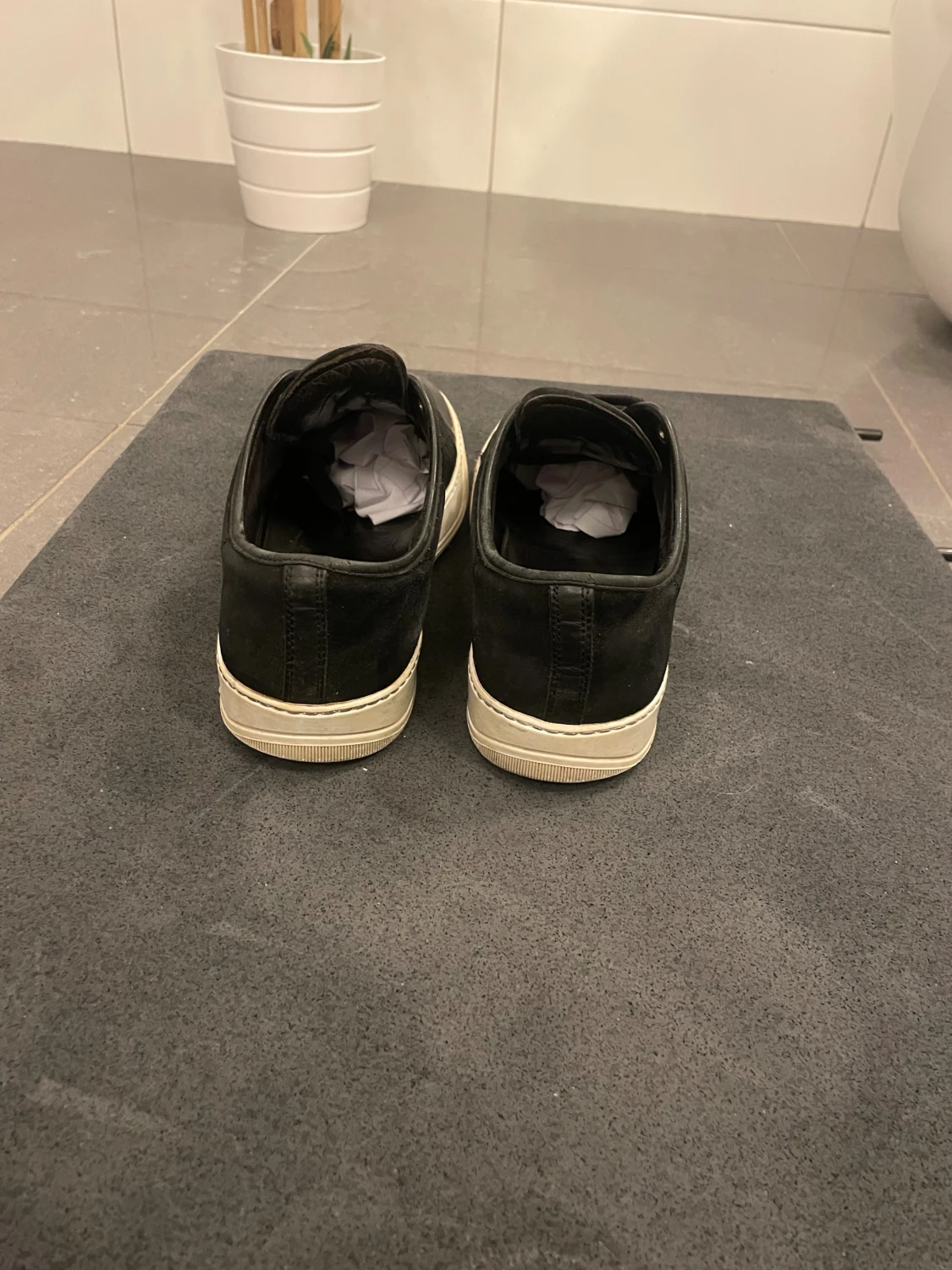 Svarta sneakers med vit sula - 2