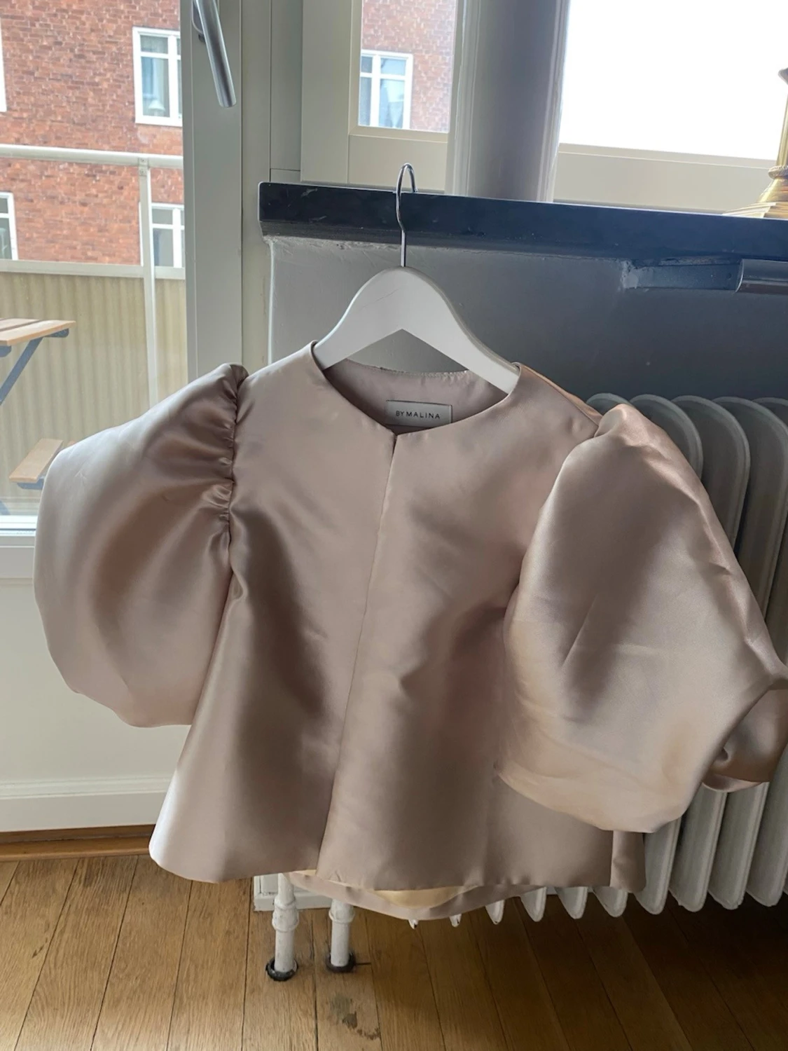 Champagnefärgad puffblus By Malina - 2