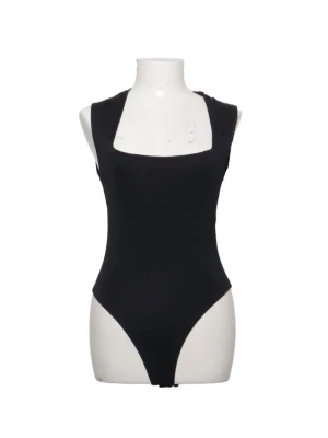 Supersnygg och trendig body ifrån Zara❤️ - Säljer denna suuupersnygga bodyn från Zara som inte säljs längre❤️ den är i jättefint skick inga somhelst skråmor! Säljer pga behovet pengar🫶🫶🥰😊❤️ den är i storlek M men skulle säga att den passar S väldigt bra också!