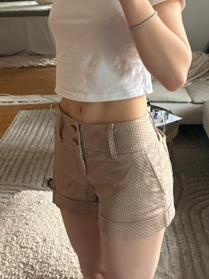 Low waisted shorts  - Säljer ett par lågmidjade short med somrigt mönster i storlek xs.