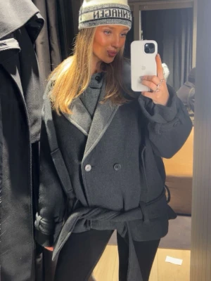 Jacka - En superfin jacka som ja köpte i Köpenhamn för 1 månaden som är helt slutsåld från Zara. Använd endast en gång🥹Ny pris 1 200