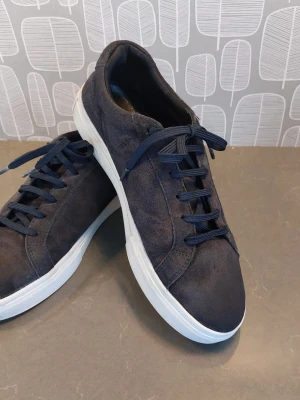 Vagabond Cody mörkblå mockasneakers  - Vagabond Cody mörkblå mockasneakers i strl.40, i mycket bra skick.  Kommer från ett djur och rökfritt hem.