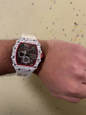 Automatisk RM klocka  - Helt ny och oandvänd Richard mille klocka. Den tickar tillome automatiskt. Den har dessutom serienummer på baksidan och den är vattentät. Riktigt fet klocka och ännu fetare pris för än vattentät automatisk Richard mille. 