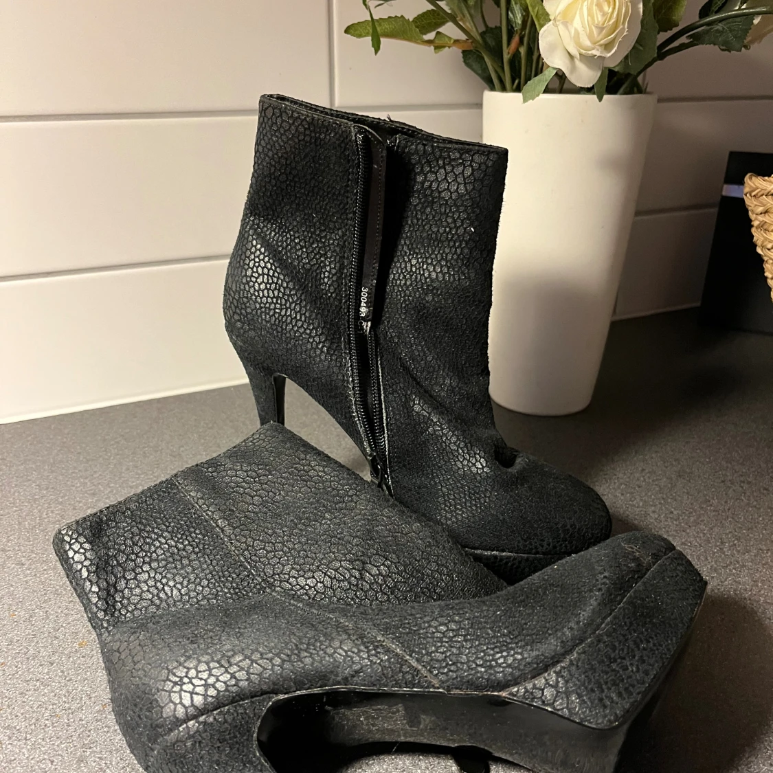 Svarta platåstövletter med ormskinnsmönster - 3