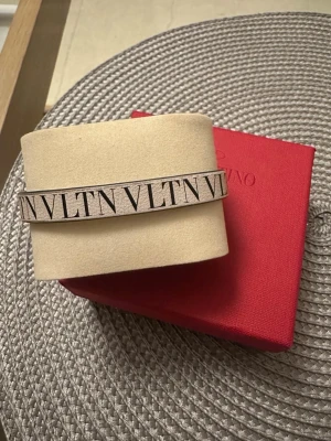 Valentino - Valentino VLTN läder armband, säljes i mycket bra skick | Justerbar storlek | Hör av er vid eventuella frågor eller funderingar!