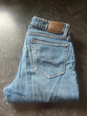 Vailent Jeans - Snygga blå jeans från Vailent med klassisk femficksdesign och raka ben. Perfekta för en avslappnad och casual look. W28 och L32. Passforms bilder finns på min andra annons med ett exakt samma modell av jeans fast svart. 