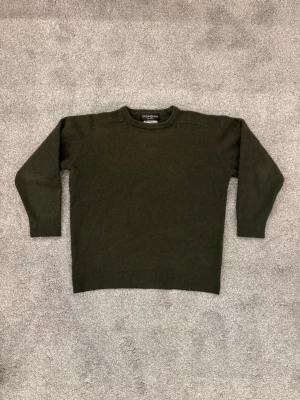 Yves Saint Laurent Stickad - Säljer nu denna mörkgröna stickade tröja från Yves Saint Laurent i en lyxig blandning av ull och kashmir. Säljer på grund av att jag har växt ur mig den då den passar perfekt på dig som har Storlek S. Hör av dig gärna vid andra funderingar☺️😊