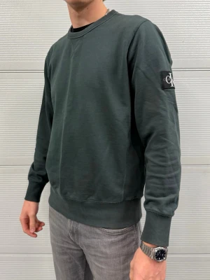 Calvin Klein tröja  - En crewneck från Calvin Klein i fint skick! Storlek XL passar L/XL! Hör av er vid frågor! Modellen är 188 och väger 76kg 