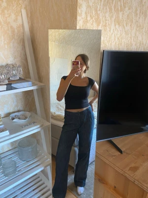 Mörkblå loose fit jeans - Raka jeans i mörk tvätt. Modell liknande en kostymbyxa med fickor där bak, från märket Green House