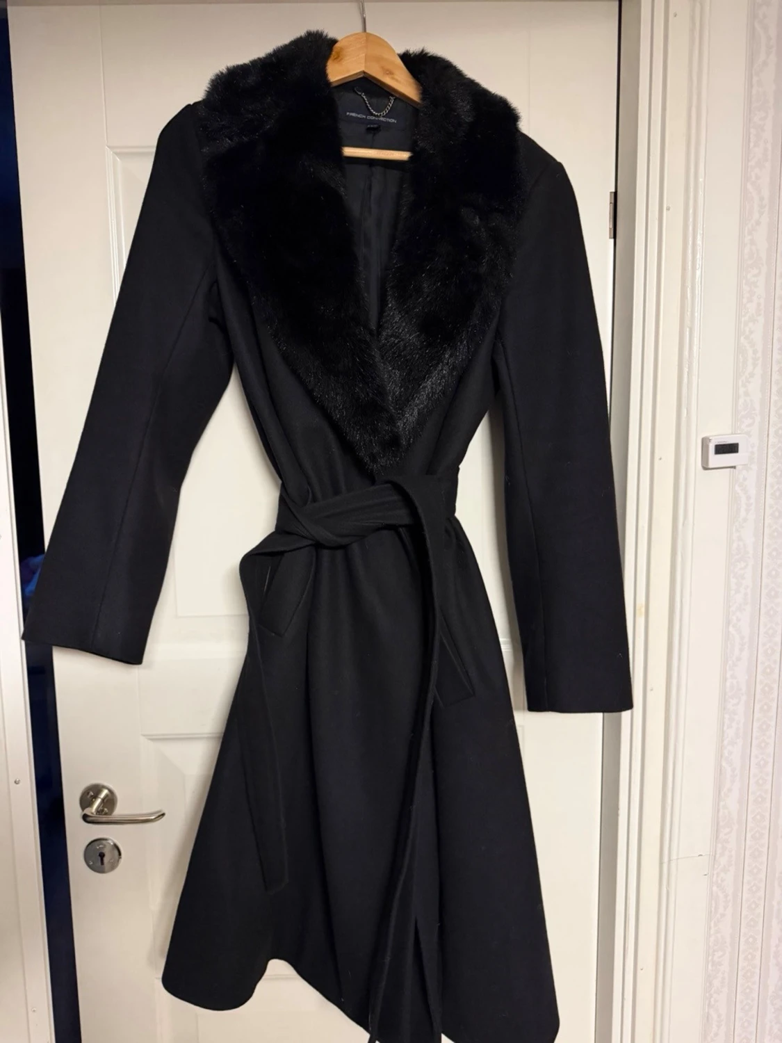 Svart kappa med päls - 1