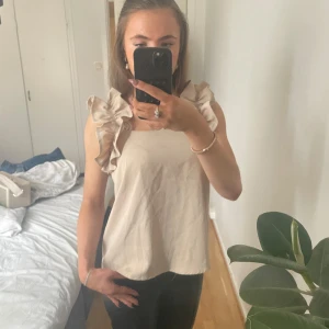 Volang blus - Beige volang blus storlek xs bra skick