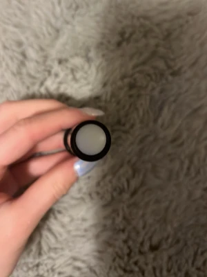 Essence Favorite Lip Balm rosa - Essence Favorite Lip Balm i en söt rosa hylsa med svart lock. Läppbalsamet är transparent och har en klassisk stickform som är enkel att applicera. Perfekt att ha i väskan för återfuktade läppar hela dagen.