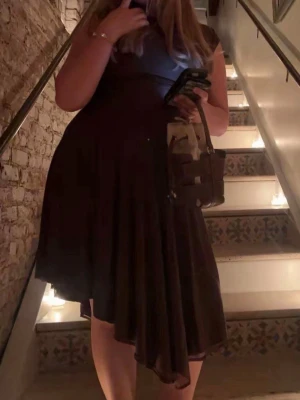 Brun klänning - Så fin klänning köpt i New York på Urban Revivo! Endast använd en kväll där så är i fint skick🌸