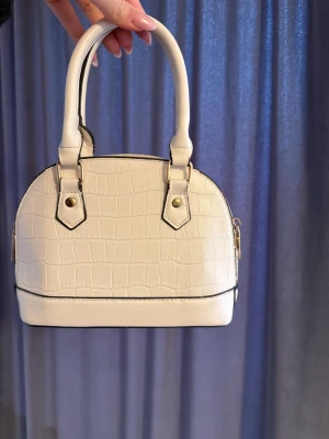 Vit väska - Super snygg vit väska. Mycket bra skick! 