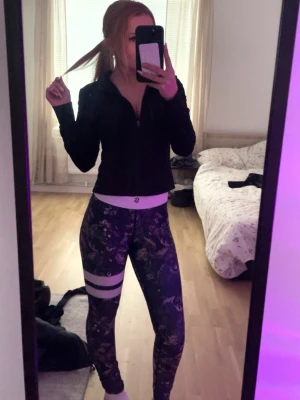 Träningsbyxor från stronger  - Nästan helt nya använd bara några gånger de ända trasiga är lappen innanför byxorna men inget annat, skriv privat för fler bilder🤍