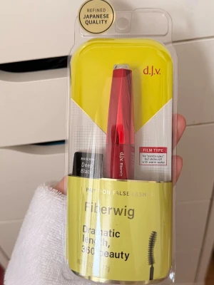 d.j.v. Fiberwig Deep Black Mascara - Fiberwig mascara i färgen Deep Black som ger dramatisk längd och 360-graders volym. Helt oandvänd och oöppnad!