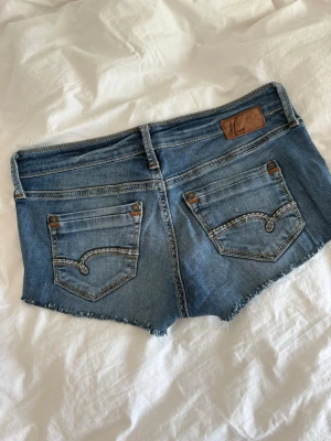 Blå jeansshorts från Mavi - Jeansshorts från Mavi!! Se midjemått på bilderna💕💕 