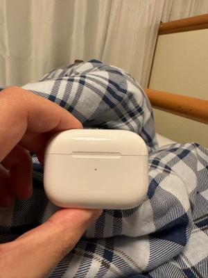 Apple AirPods Pro 2nd gen med laddningsetui - Säljer ett par Apple AirPods Pro med vitt laddningsetui. Snygg och kompakt design i blankt plastmaterial. Perfekta för trådlös musik och samtal, smidiga att ta med överallt och laddas enkelt i etuiet.
