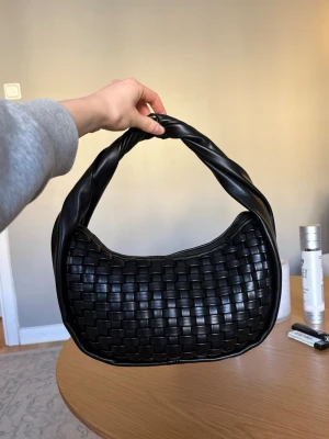 Svart axelväska - Svart liten axelväska i skinnimitation. Från NAKD. Bra skick, ren och fräsch inuti. Utan defekter 🤍