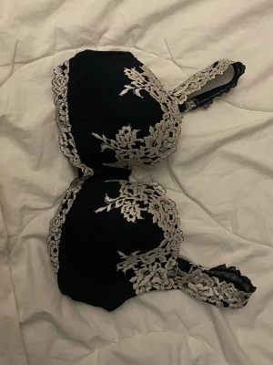 Intimissimi - Intimissimi bh, köpt för ungefär två år sen men kommer inte till någon användning längre :p