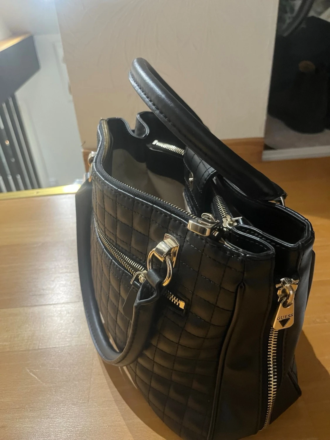 Svart quiltad handväska från Guess - 3
