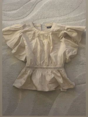 Volangtopp - snygg beige volang topp i väldigt bra skick💕