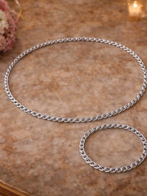 Silverfärgat kedjehalsband Pilgrim rostfritt stål. - Snyggt silverfärgat  halsband i rostfritt stål från Pilgrim med klassisk kedjedesign. Halsbandet har en stilren och tidlös look med tvinnade länkar i metall som ger en cool touch till din outfit. Perfekt för dig som gillar minimalistiska accessoarer med lite edge.
