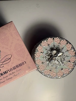 Flower knows puder - Säljer nu ett flower knows loose powder som aldrig använts, förpackningen är endast öppnat och powderpuffen är endast färgad av pudret själv💞pris kan diskuteras
