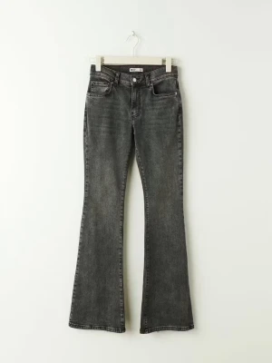 Gina Tricot bootcut jeans  - Säljer ett par grå bootcut jeans från Gina Tricot med medelhöga midija. I storlek S.