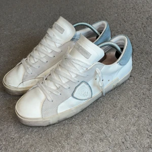 Philippe Model skor - Tjena, säljer nu mina Philippe Model skor som är bara använda en sommar! Dom är i riktigt fint skick med små tecken på användning som bara syns på nära avstånd, skicket är 8/10. Skorna har aldrig blivit blöta och därför är mockan i nyskick. Jag köpte dom för 2700kr men säljer endast för 1699! Dom har även blivit lagade och försärkta runt bla hälen hos en skomakare  Bara att skriva vid funderningar.