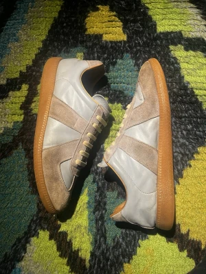 Maison margiela gats  - Säljer ett par gats som självklart är äkta! Det har används sparsamt💪🏽 skicket är bra, och vill bli av med dem så pris kan diskuteras vid snabb affär!🫡🔥 tyvärr så finns inget kvitto eller tillbehör, är min väns skor som ja fick från han! 