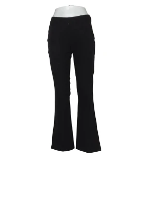 Svarta kostymbyxor från BikBok - Snygga svarta kostymbyxor från BikBok med raka ben . Klassisk design med fickor och hällor för skärp. Perfekta för en clean och stilren look. Materialet känns mjukt och har ett fint fall.