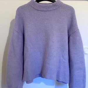 Ljuslila stickad tröja med hög krage - Supermysig ljuslila stickad tröja med hög ribbad krage och långa ärmar. Perfekt nu till våren eller lite kyligare sommarkvällar!🌸